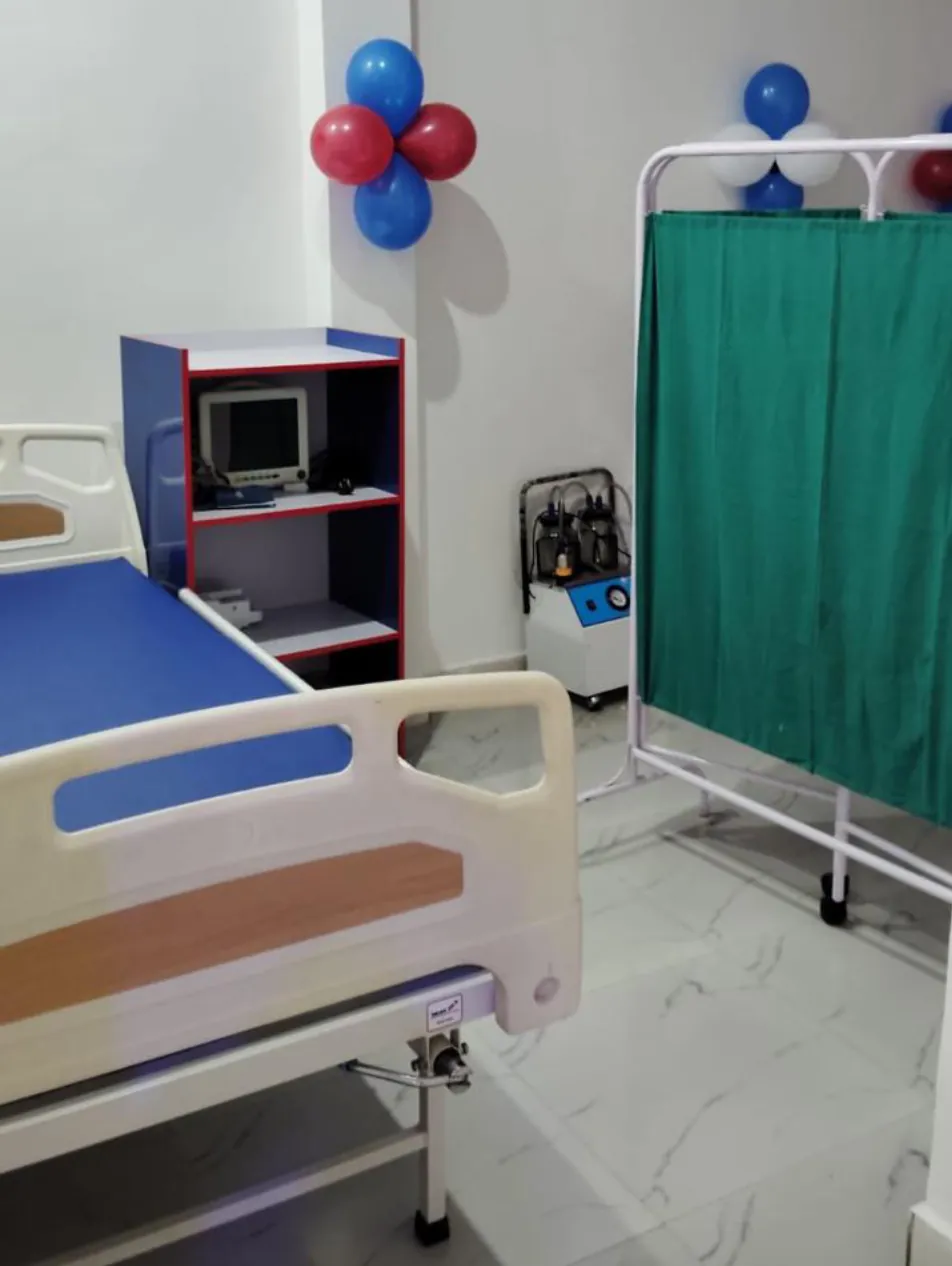Patient room with monitoring and critical care support at the hospital